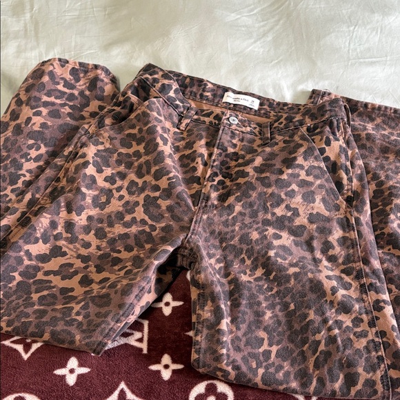 Abercrombie & Fitch | Leopard Slouchy Jean | Size 26 - Picture 3 of 4